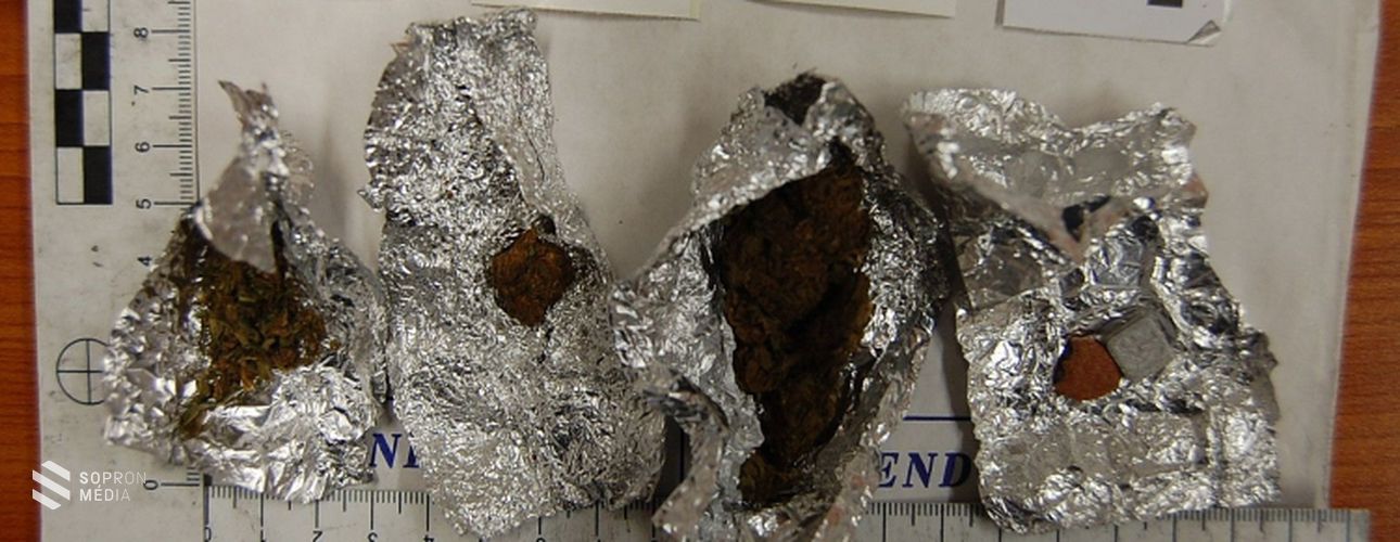 Kábítószergyanús anyagokat találtak a rendőrök Csornán