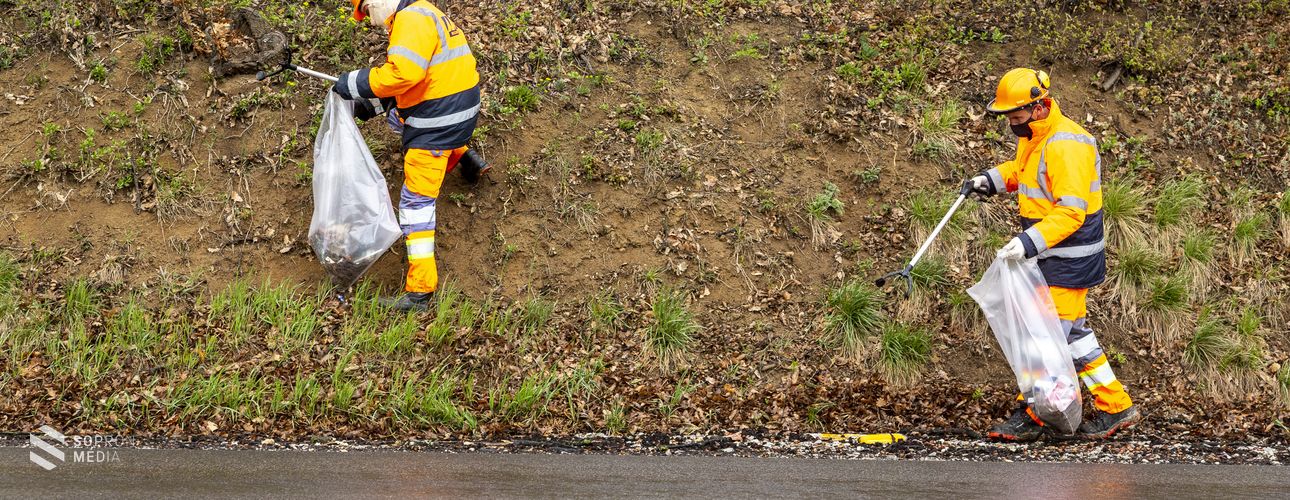25,62 tonna szemetet gyűjtöttek össze a megyében a Magyar Közút munkatársai
