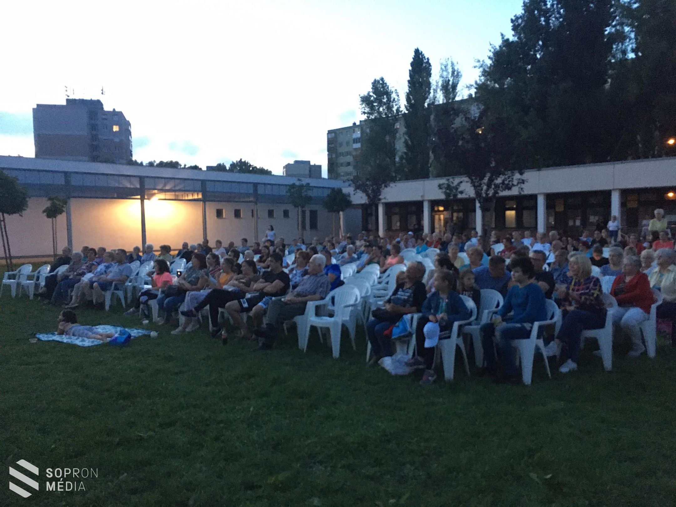 Nagy siker volt a nyáresti szabadtéri mozi a Jereván lakótelepen 