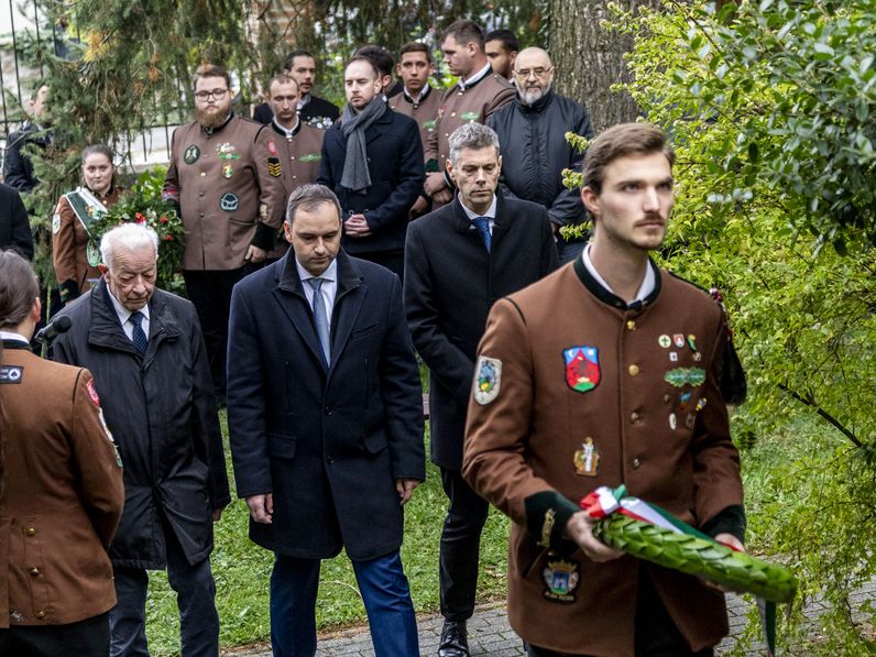 Egyetemi főhajtás a hősök emléke előtt