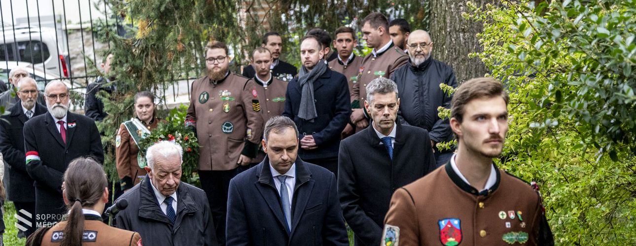 Egyetemi főhajtás a hősök emléke előtt