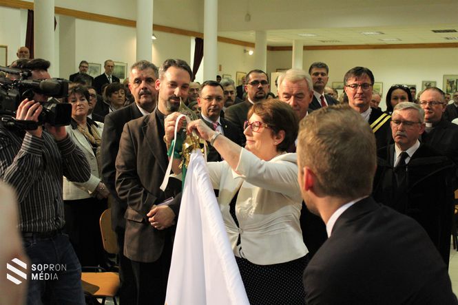 dr. habil Szála Erzsébet zászlóanya elhelyezi az első szalagot a zászlón