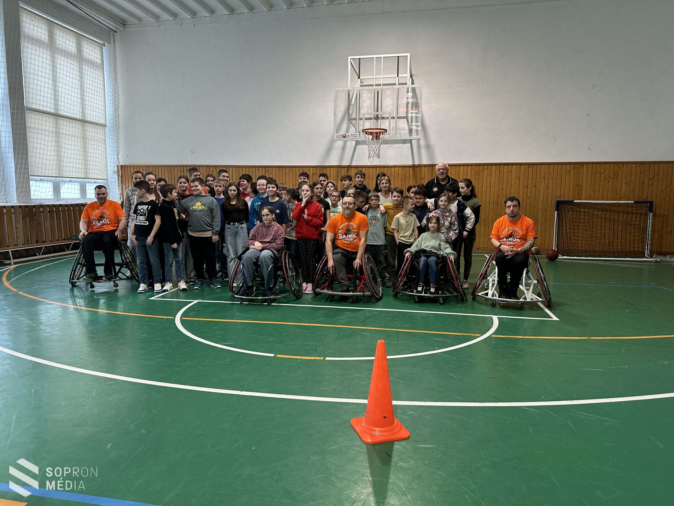 Kerekesszékes kosárlabda érzékenyítő bemutatót tartottak a Deák Téri Általános Iskola tornatermében