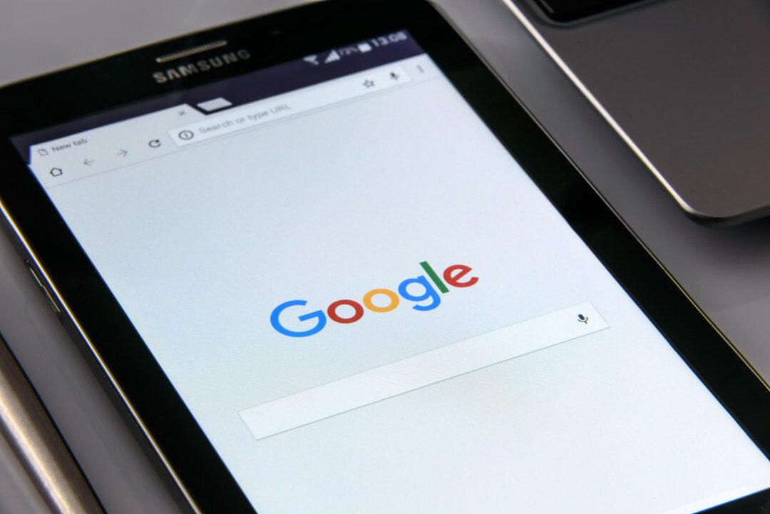 Samsung tablet kijelzőjén a Google keresőoldala, üres keresőmezővel
