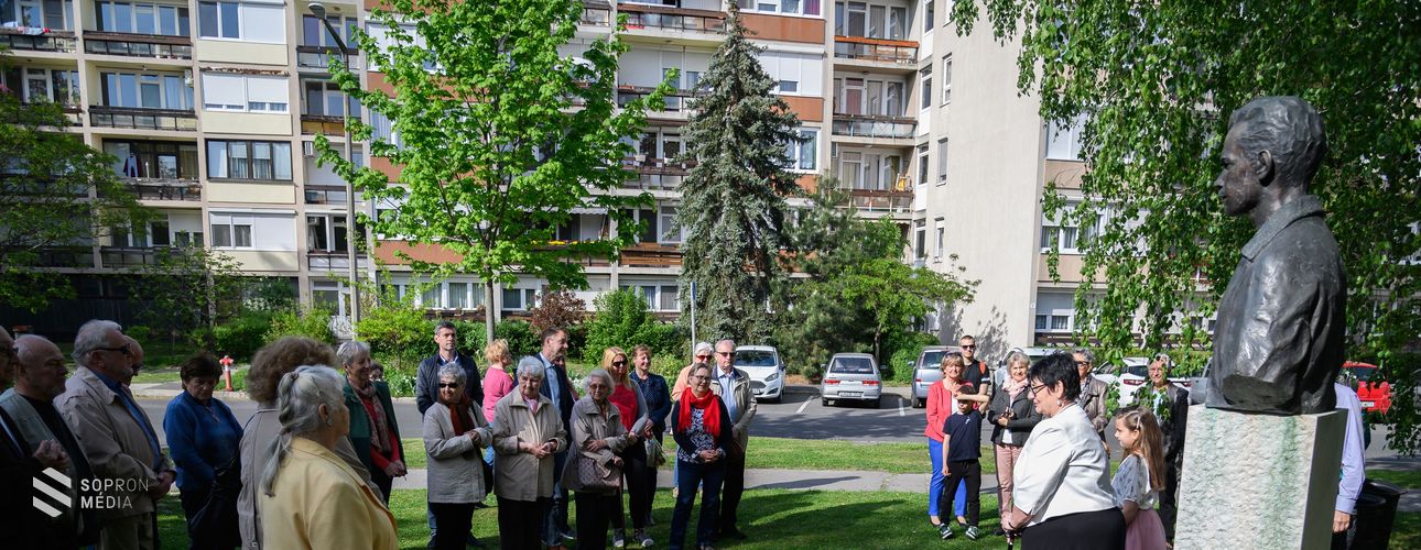 Megemlékezés és koszorúzás a költészet napja alkalmából