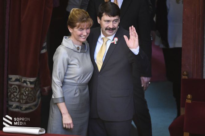 Az újraválasztott Áder János köztársasági elnök és felesége, Herczegh Anita az Országgyűlés plenáris ülésén 2017. március 13-án.