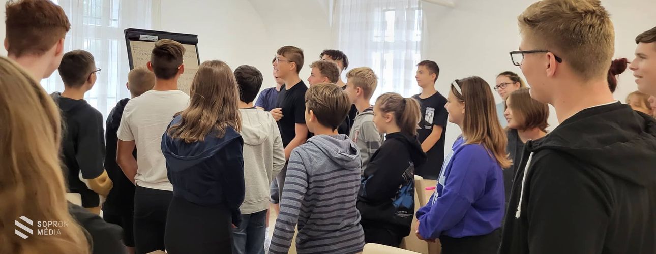 Kortárs segítőnek képezték a soproni fiatalokat