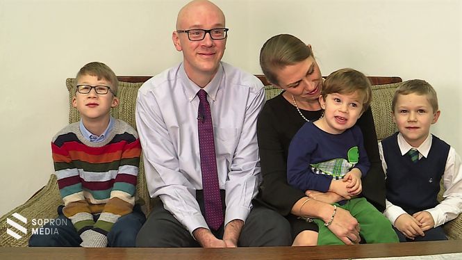 Dr. Allan Allday professzor családja körében. Felesége Carrie, gyermekei: Luke, Solomon és Noah.