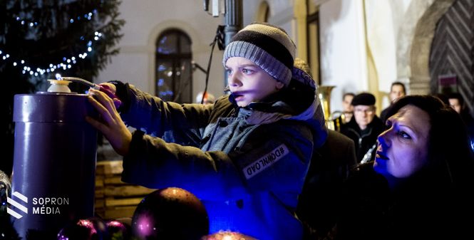 Sopron adventi koszorújának negyedik gyertyáját Farkas Dávid, a Szent Orsolya Iskola diákja gyújtotta meg