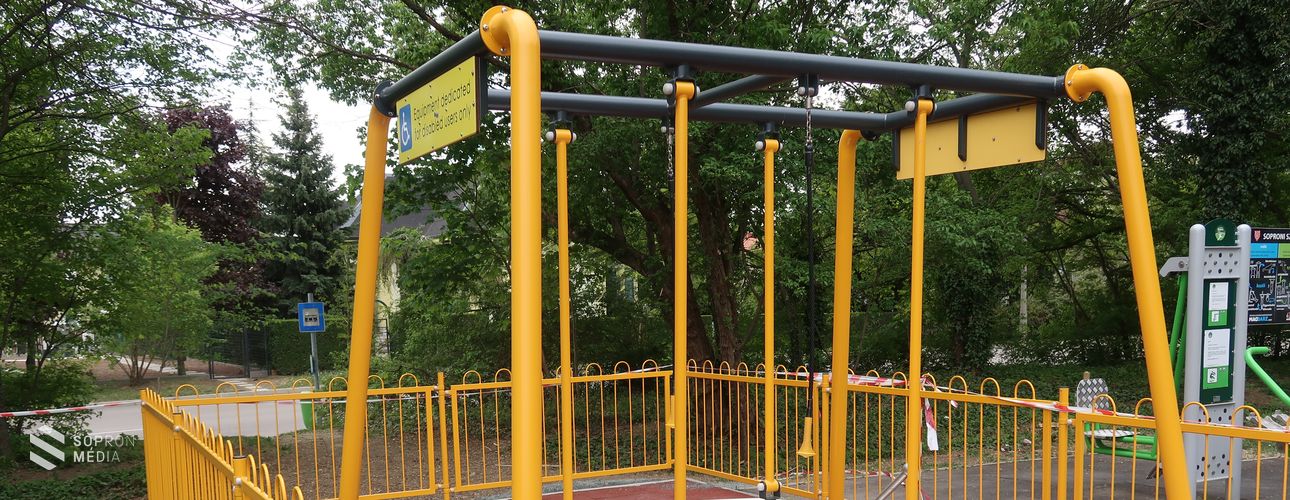 Játszótéri és köztéri fitnesz eszközöket telepítettek kerekesszékesek számára Sopronban