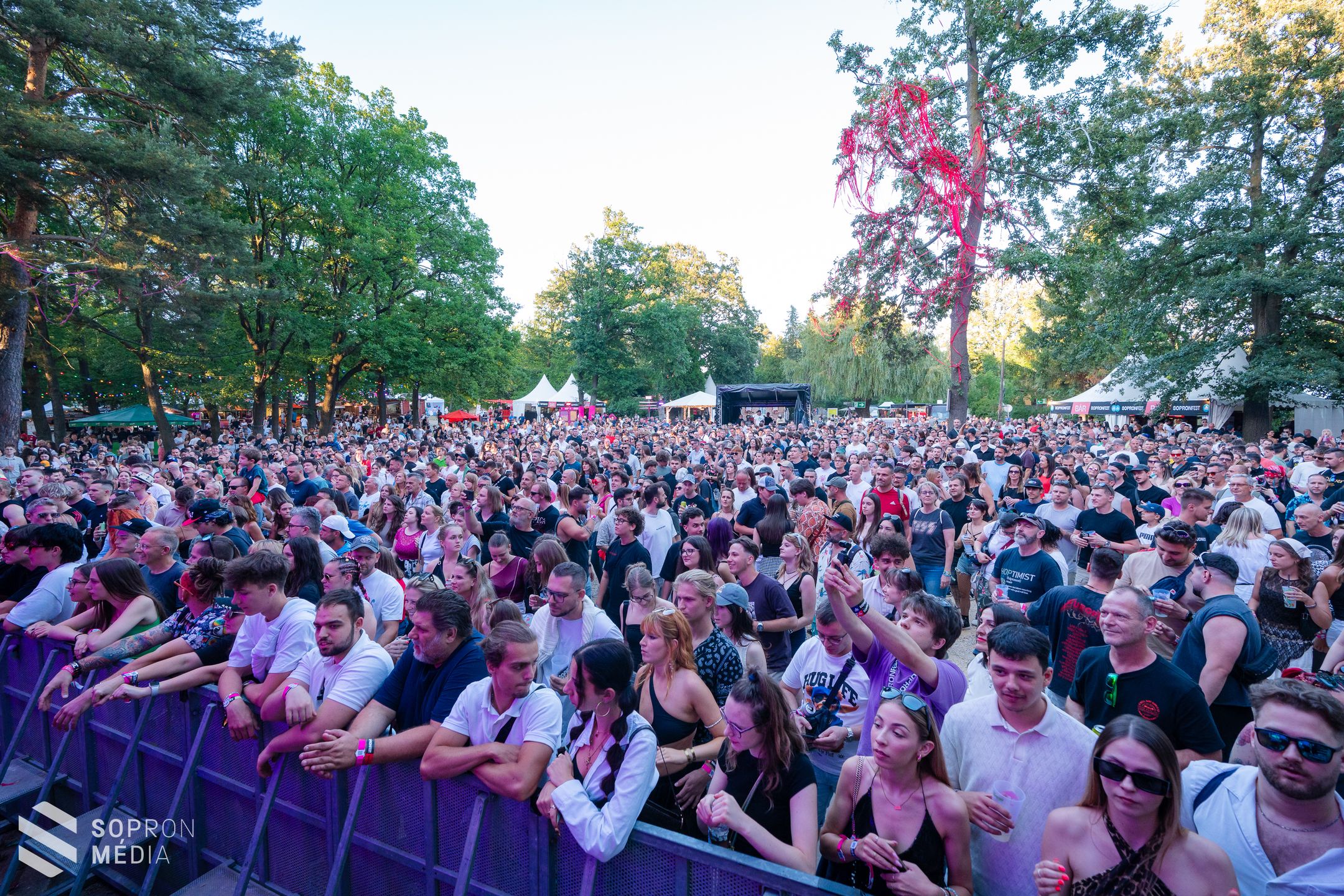 Így telt a SopronFest második napja - koncertek, fesztiválhangulat és felejthetetlen pillanatok.