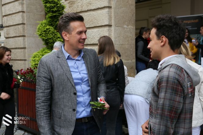 Virágot kaptak a diákok a dohányfüst helyett!