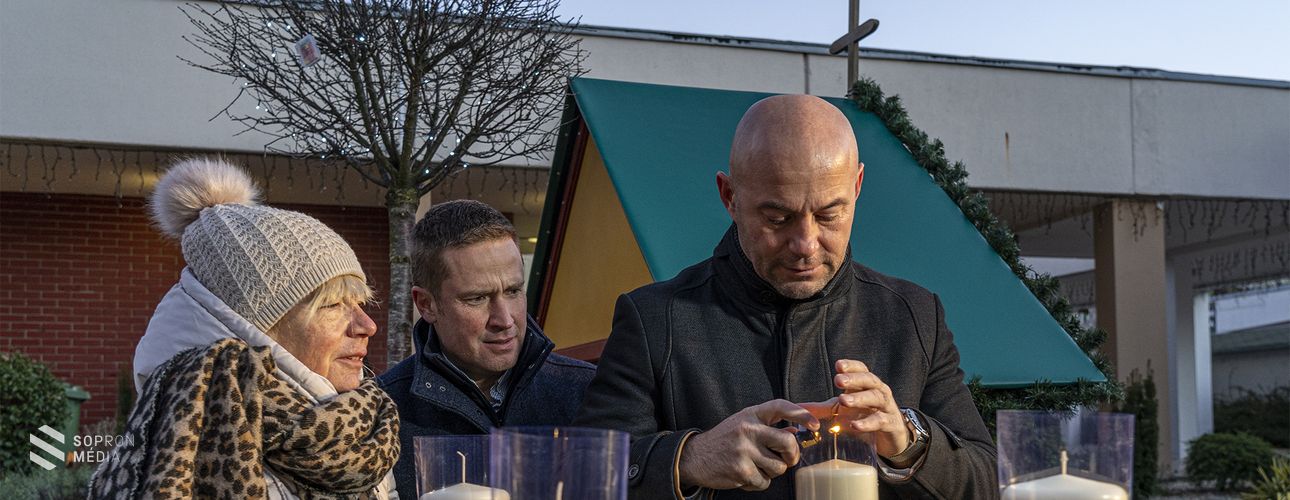 Fellobbant a negyedik adventi gyertyaláng a Jerevánon