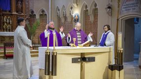 Megtelt hívekkel a Szent Mihály-templom Böjte Csaba testvér vasárnapi szentmiséjén