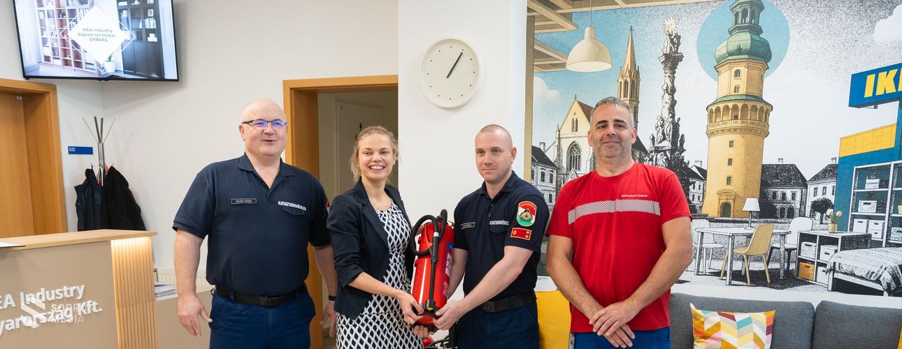 Tűzőltó készülékeket adományozott az IKEA a Soproni Katasztrófavédelmi Kirendeltségnek