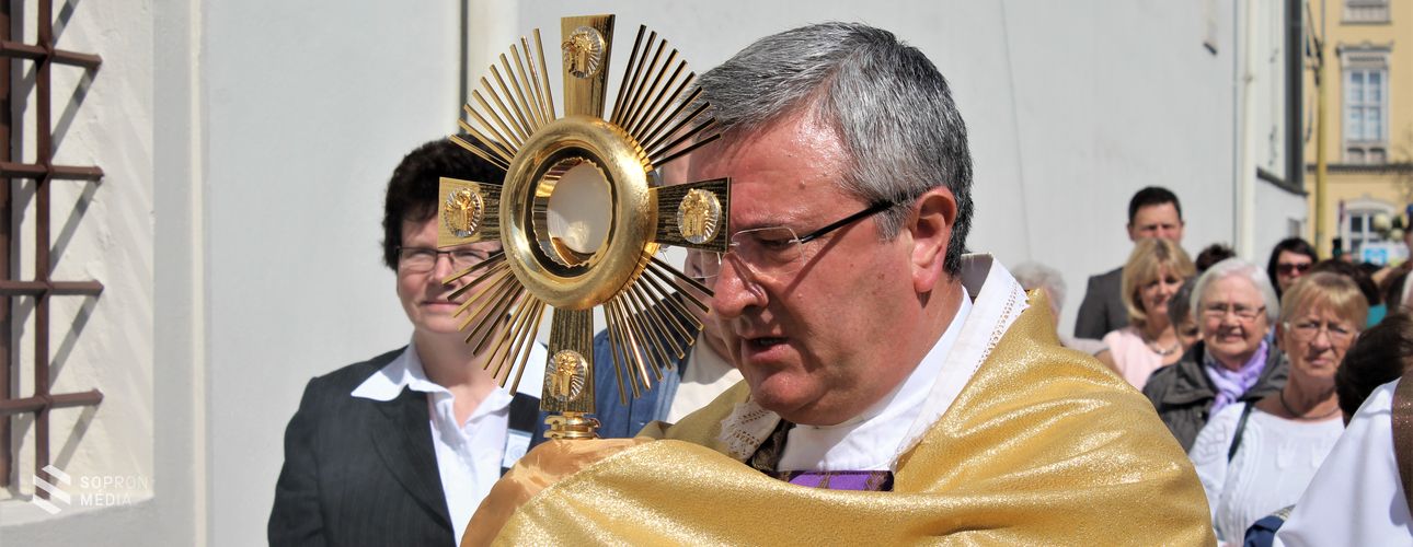 Dr. Veres András megyéspüspök szentelte fel az Örökimádás Kápolnát Sopronban (galéria)