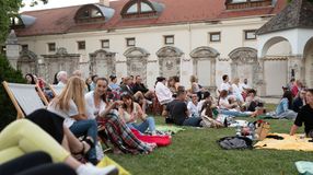 Szabadtéri filmvetítés a Lenck-villában