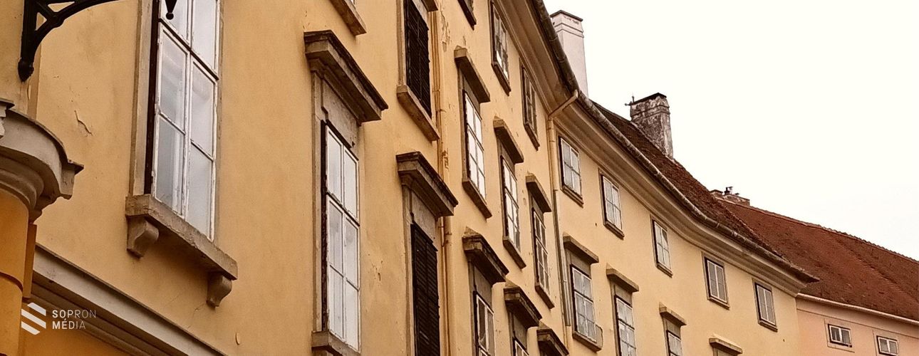 „Óriáspaloták” a Szent György utca torkolatában
