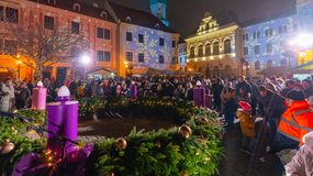 Advent első vasárnapja – ünnepélyes keretek közt gyújtották meg a gyertyát a Fő téren