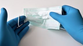 Több millió hamis maszkot és COVID-tesztet foglalt le Magyarországon a NAV