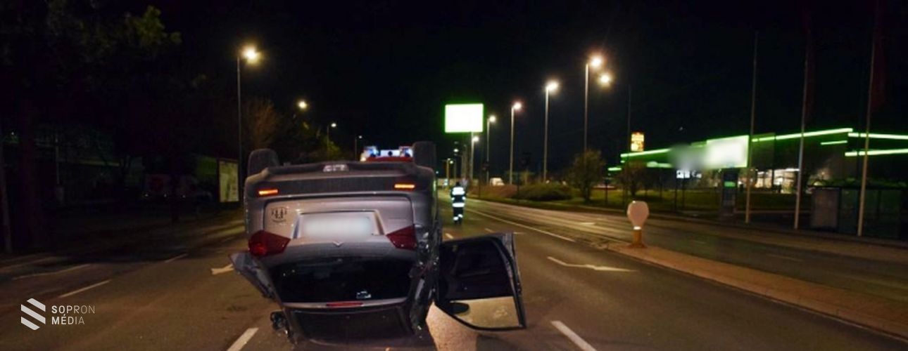 Felborult egy autó Sopronban