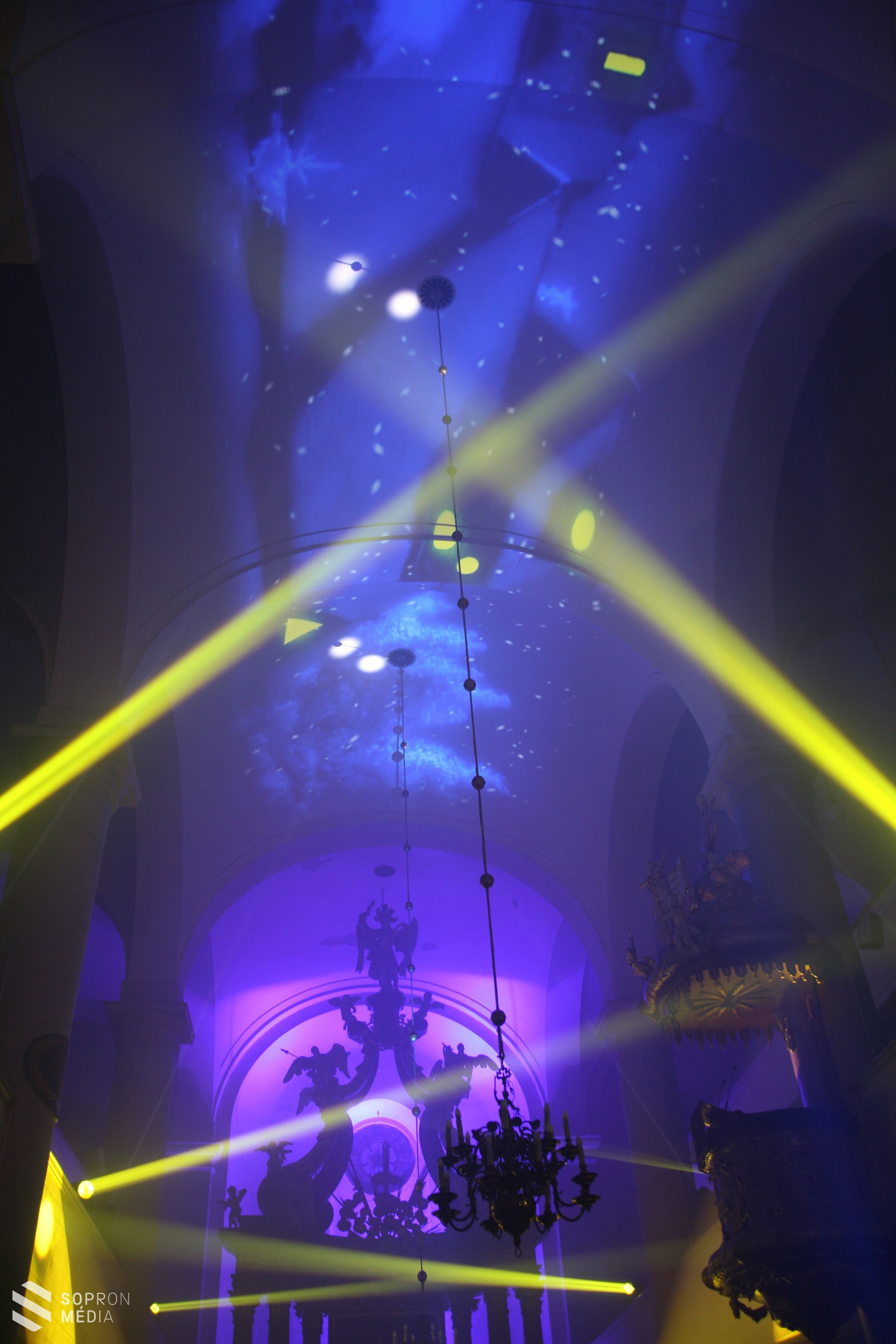 Varázslatos fényjáték a Fidelissima Vegyeskar jótékonysági koncertjén