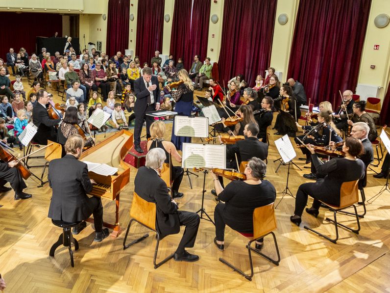 Kuglóf koncertek a GYIK Rendezvényházban