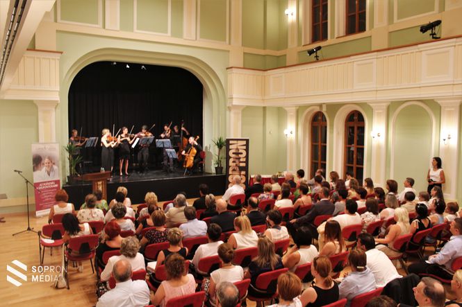 Az ünnepi rendezvényen a Soproni Liszt Ferenc Szimfonikus Zenekar Kamaraegyüttese közreműködött.