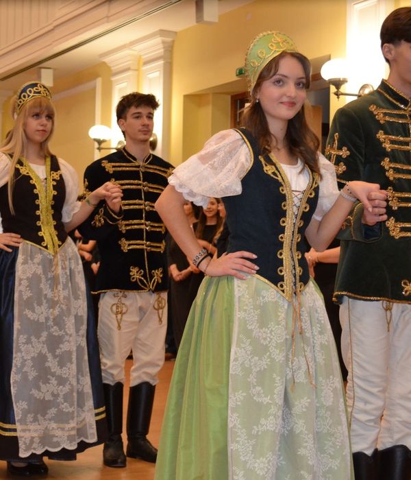 Nézzük meg újra, és újra a végzősök báli táncát