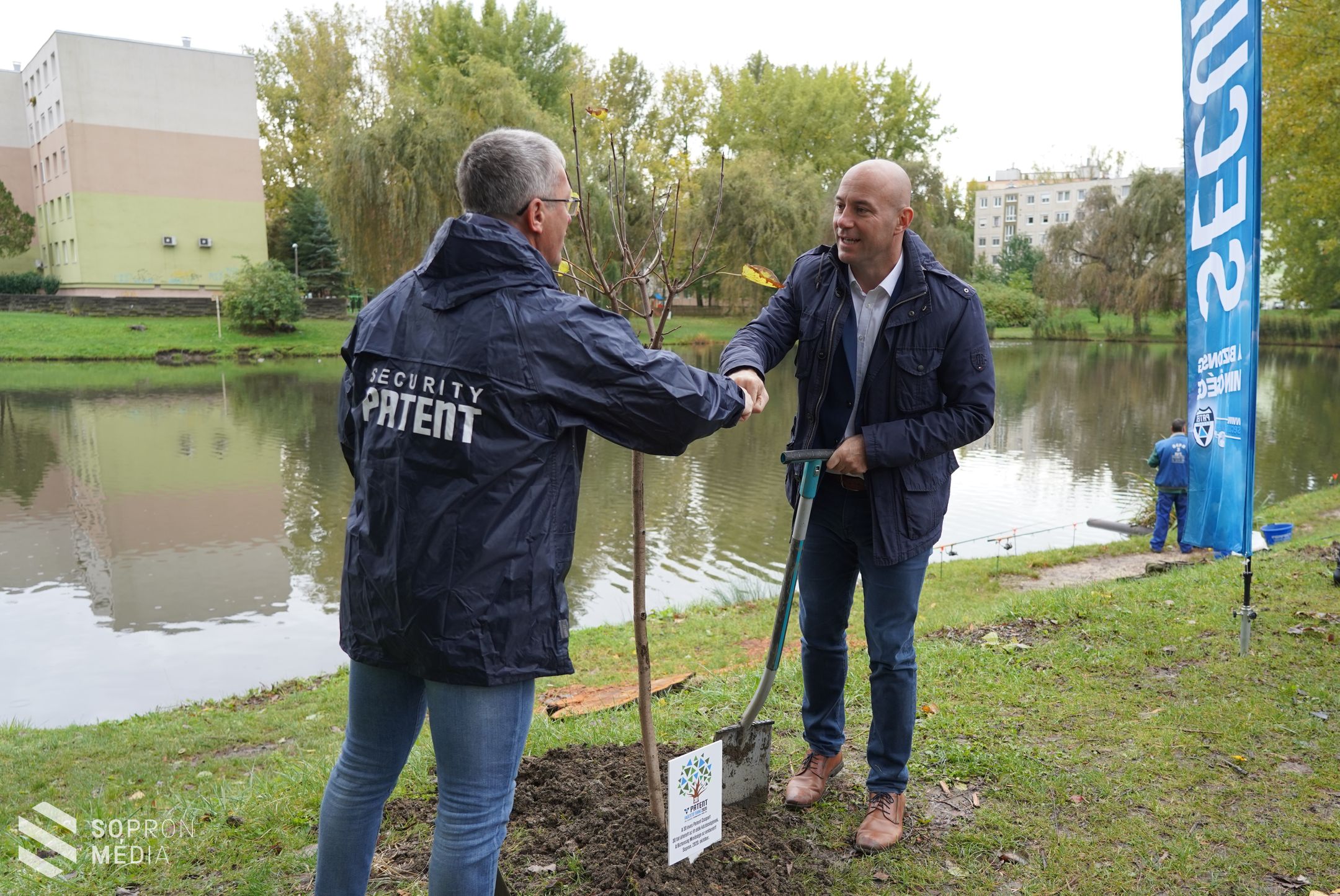 Születésnap faültetéssel a Jereván lakótelepen