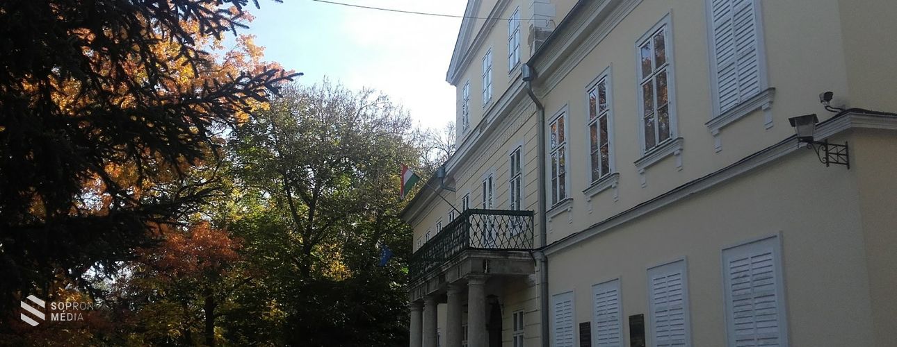 Titok a lépcső alatt – A dénesfai Cziráky-kastély és a Király-kápolna 
