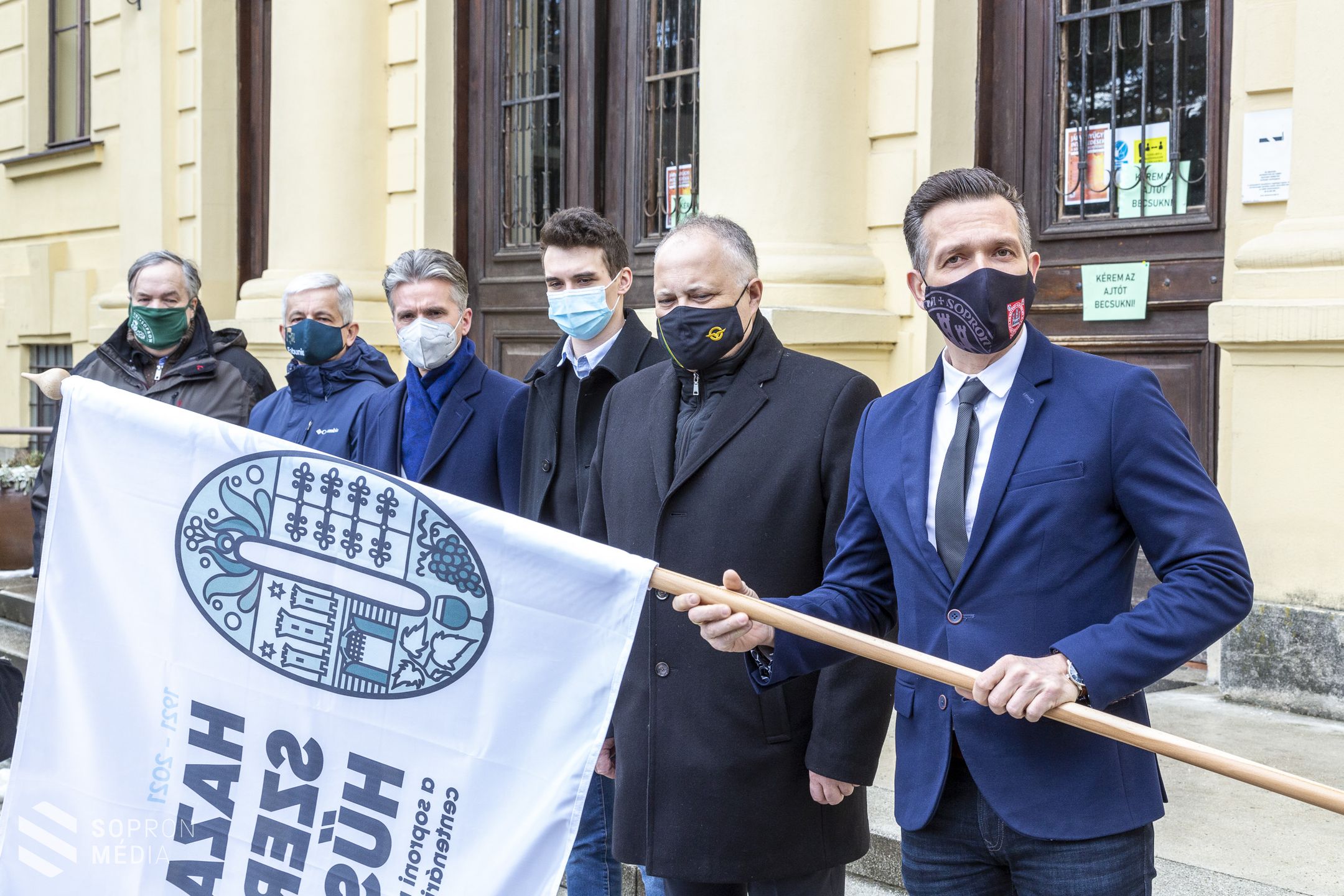 A Soproni Egyetemen is lobog a centenáriumi zászló