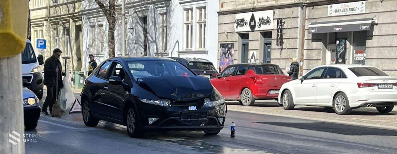 Két autó karambolozott a Lackner Kristóf utcában