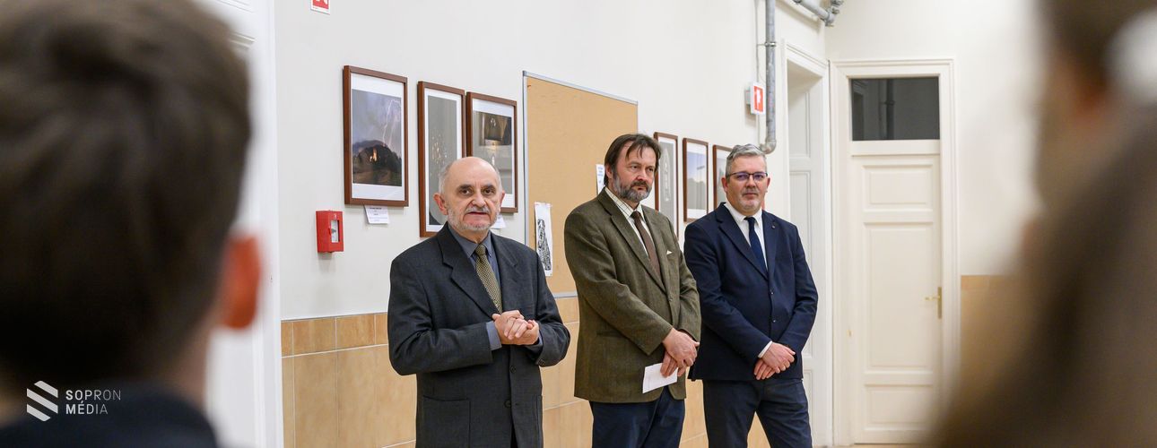 Különleges fotókiállítás a Szent Orsolya Gimnázium és Általános Iskolában