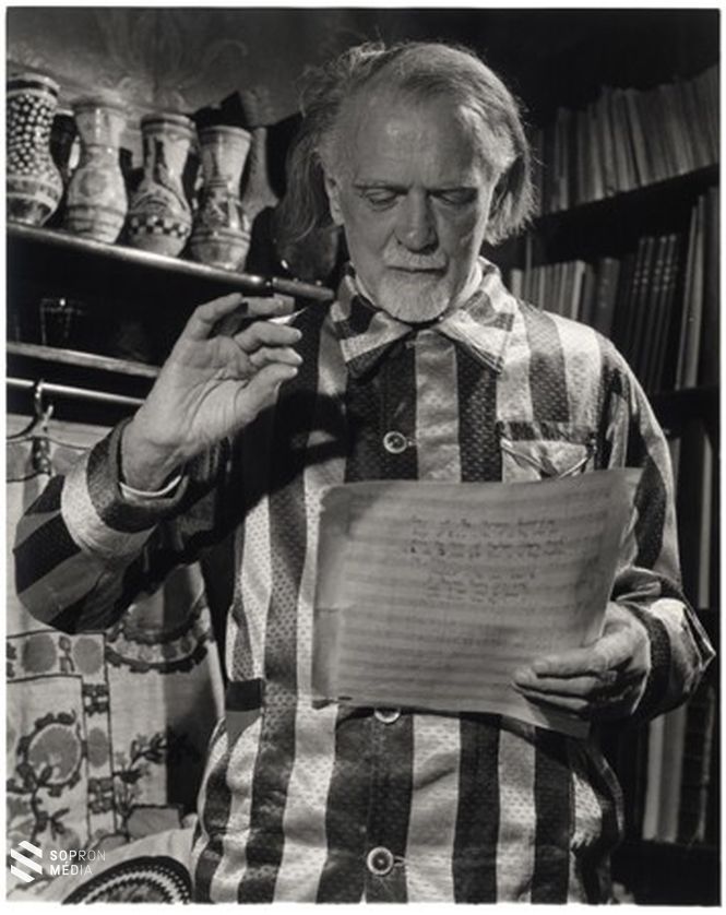 Gink Károly - Kodály Zoltán kottát olvas otthonában. 1962. (Megjelent: Gink Károly: Hatvanhat portré, ArtPhoto Kiadó, Veszprém, 1998., 16. kép) 