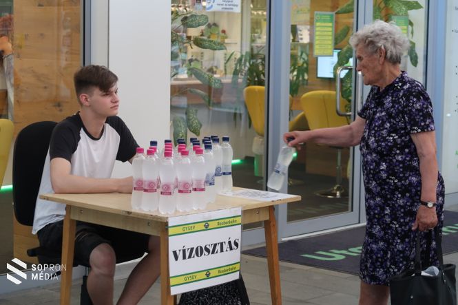 Idén is többször osztottak vizet a pályaudvarokon a hőségre való tekintettel