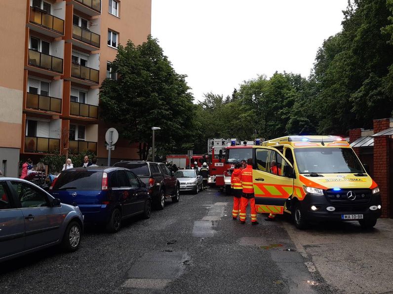 FRISSÍTVE! - Tűz ütött ki egy soproni társasház kukatárolójában - három embert szállítottak kórházba

