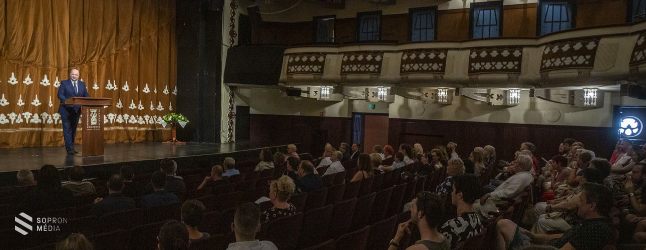 Évadzáró és évadnyitó összevont társulati ülést tartottak a soproni színházban
