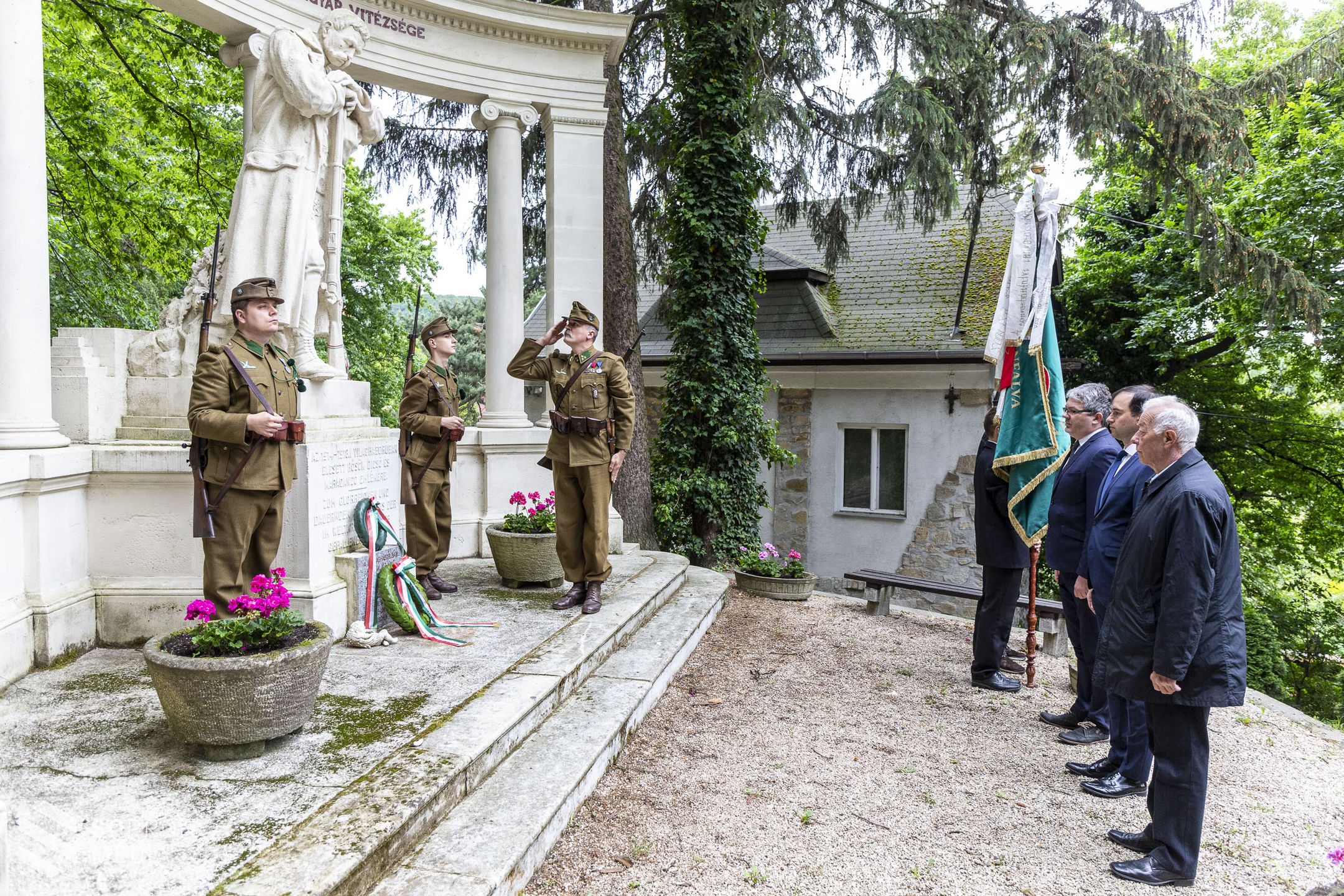 A hősök emléke nem merül feledésbe - Galéria a bánfalvi Hősi Temetőből
