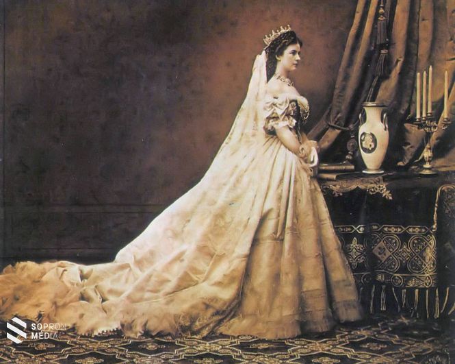 Emil Rabending bécsi fotós 1863-ban lefotózta Sisit fejedelmi ruhában, diadémmal a fején 