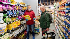 Szombattól megszűnik az idősek vásárlási idősávja