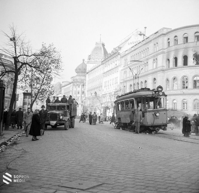 A Nagykörút a Népszínház utca torkolatánál, Budapest. 