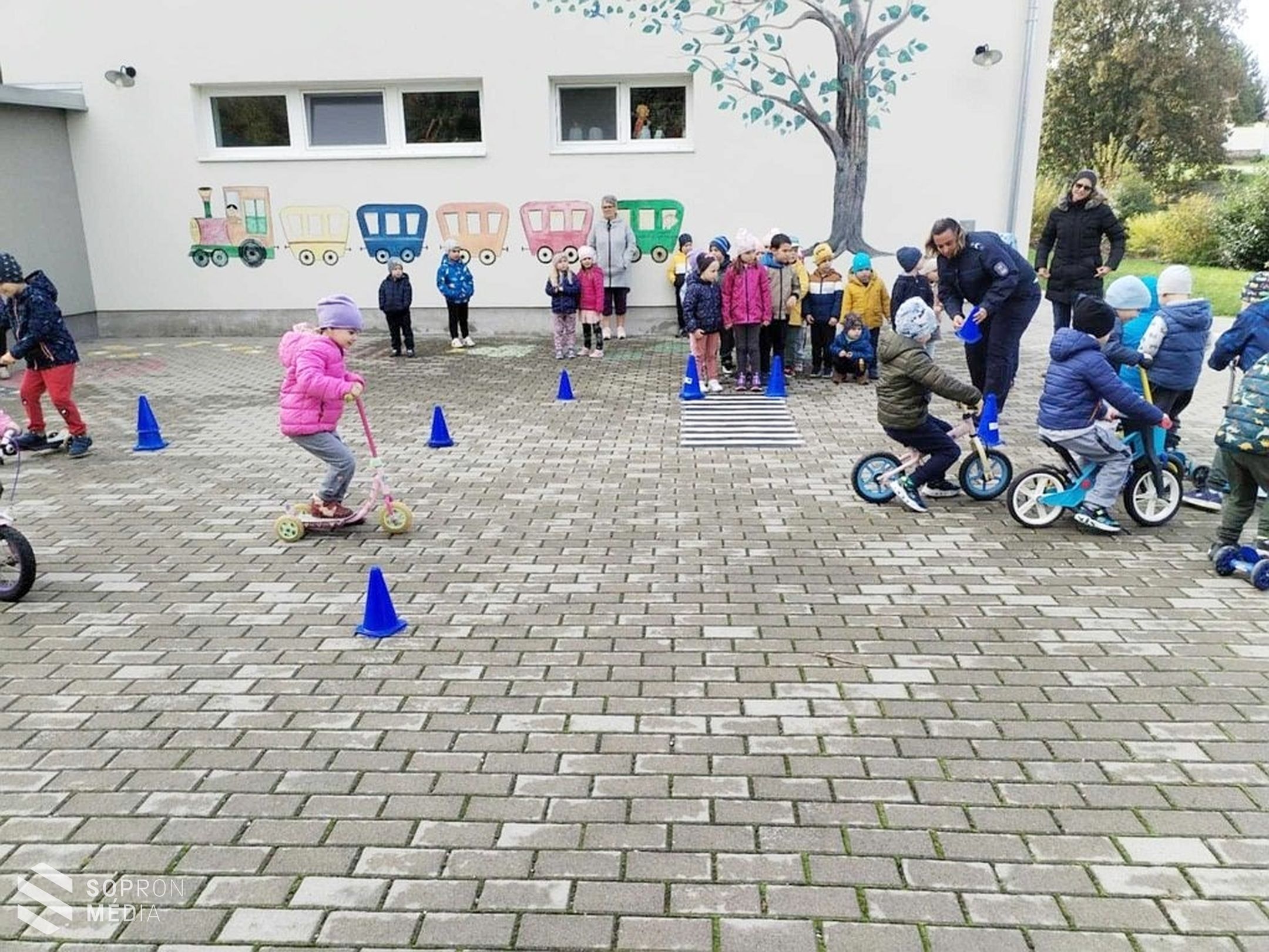 Soproni rendőrök a nagycenki Aranypatak Óvodában