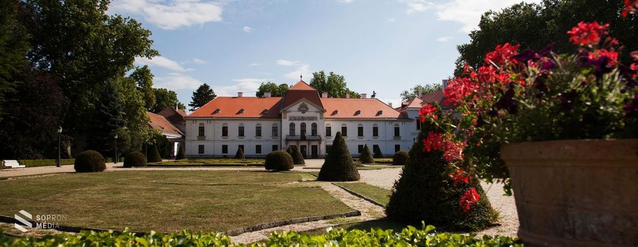 A magyar koronázási palást másolata Nagycenken