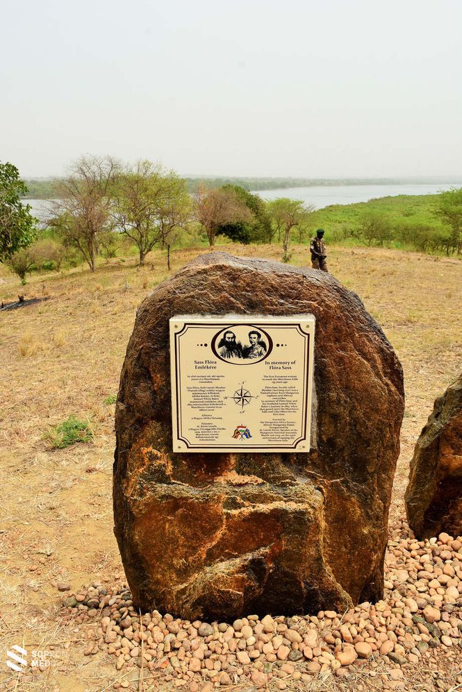 Sass Flóra (Lady Florance Baker) emléktáblája az ugandai Murchison Nemzeti Parkban, a Nílus partján 