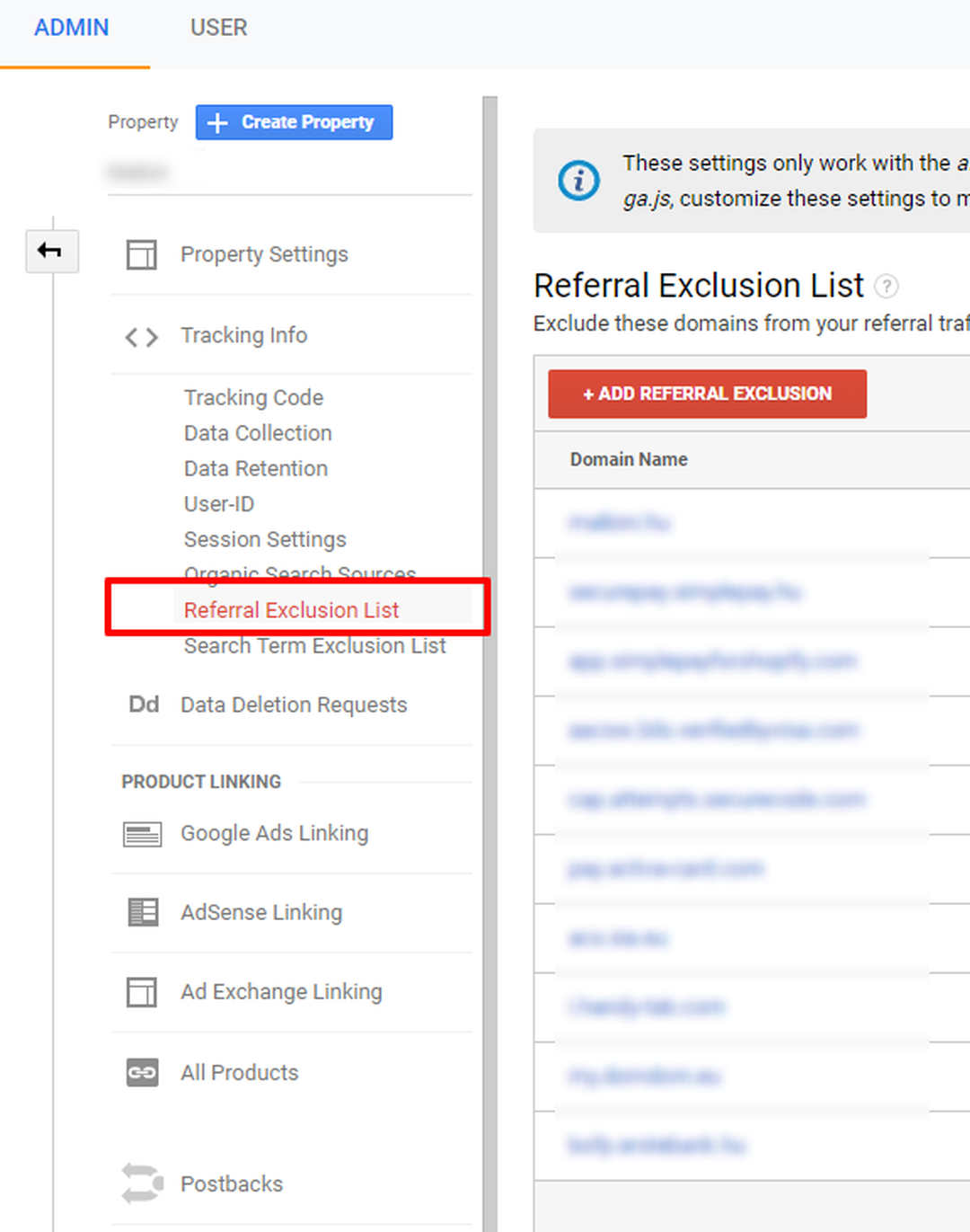 Google Analytics admin felülete, kiemelve a Referral Exclusion List menüpont a kizárt fizetési domainek listájával