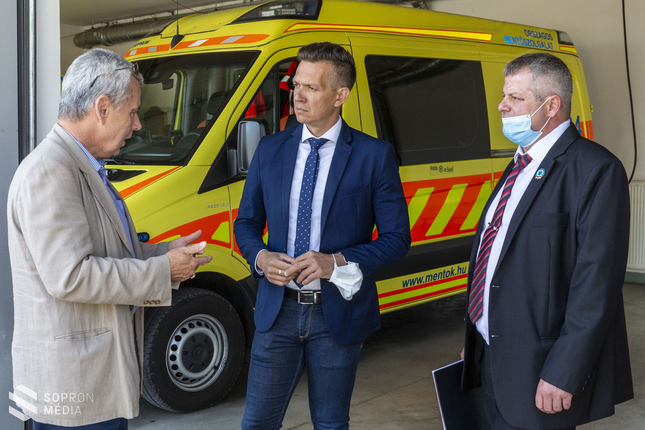 Jutalmat kaptak az önkormányzattól Sopron legelhivatottabb mentősei