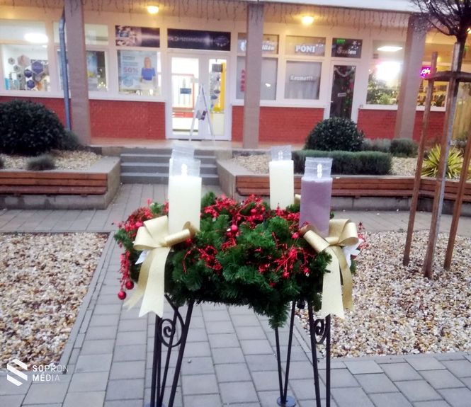 Az idei köztéri adventi koszorú a szolgáltatóház átriumában, ahol a könyvvásár lesz.