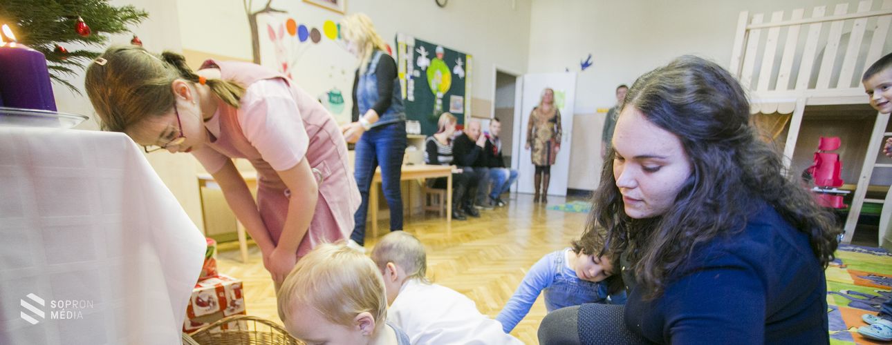 Karácsonyi ünnepséget tartottak a Kozmutza Iskola óvodai csoportjában