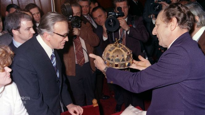 Victor Covey, az Amerikai Nemzeti Galéria munkatársa (j) és Fülep Ferenc, a Nemzeti Múzeum főigazgatója a Szent Koronával az Országházban